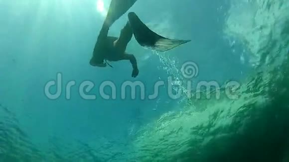 自由潜水员在呼吸暂停水下游泳视频的预览图