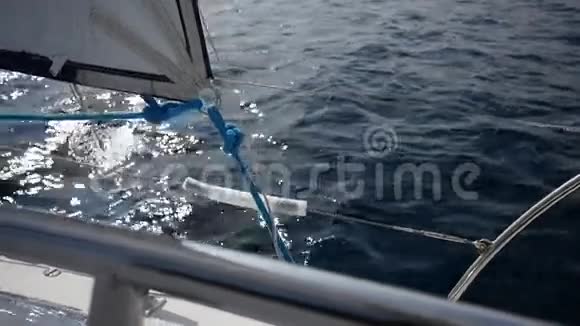手轨船在克里特岛的天空背景下风吹进了帆视频的预览图