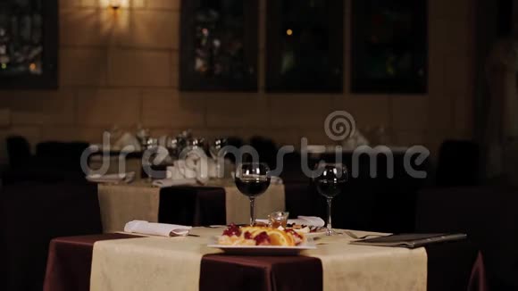 情侣们一起来餐厅吃浪漫的晚餐视频的预览图