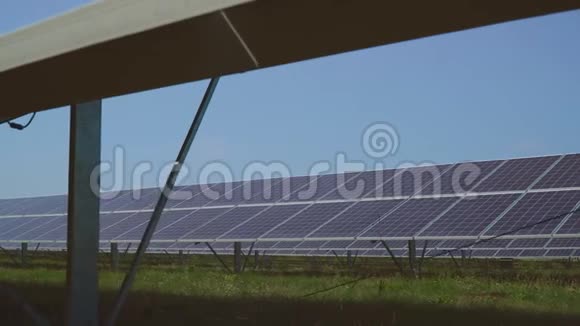 草地上的太阳能发电站视频的预览图