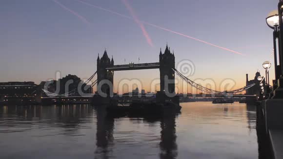 时光流逝在黎明前桥上美丽的天空视频的预览图