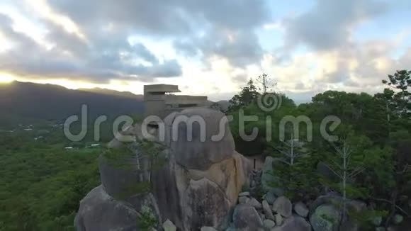在岩石上拍摄的房子视频的预览图