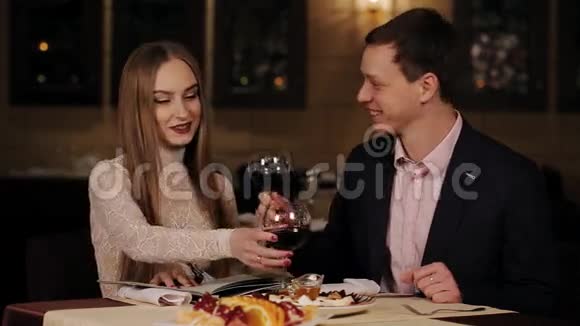 餐厅桌上的浪漫年轻夫妇品尝视频的预览图