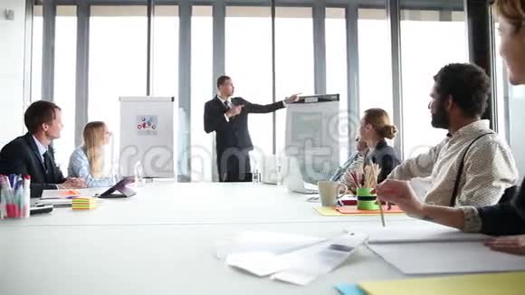 微笑经理在会议室领导会议视频的预览图
