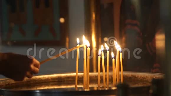 在修道院里点燃蜡烛视频的预览图