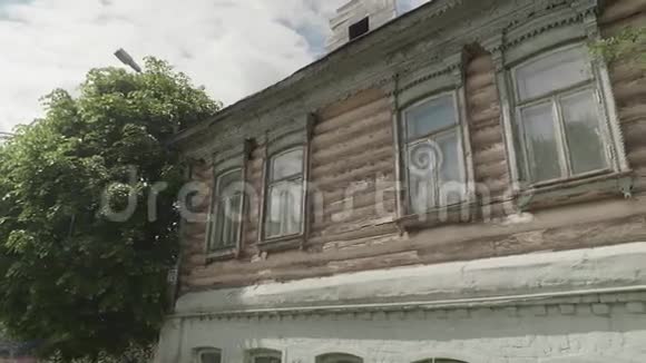 俄罗斯旧木屋的景色慢动作视频的预览图