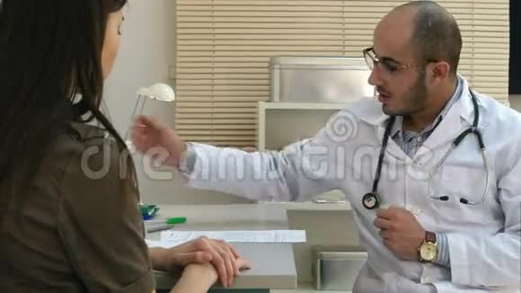 男医生给女病人开药并解释副作用视频的预览图