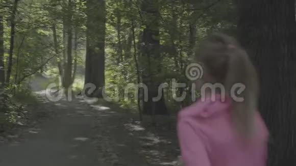 女孩穿过公园彩色档案博客3视频的预览图