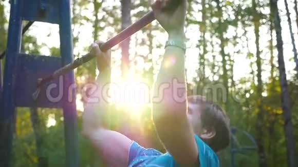 在公园里的水平杆上练习的人视频的预览图