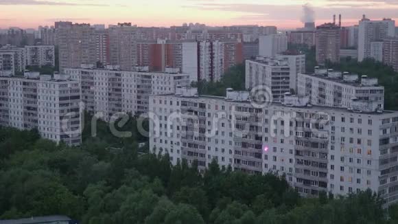 夏季傍晚大城市上空云动的天空景色视频的预览图