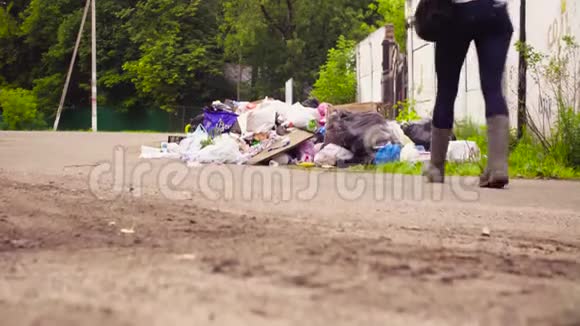 环保主义者制作垃圾场照片视频的预览图