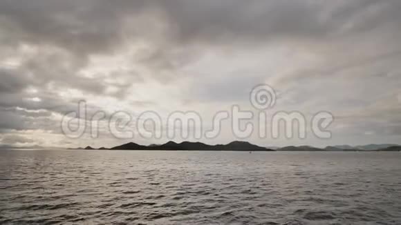 从漂浮的渡轮上观赏傍晚的海景视频的预览图