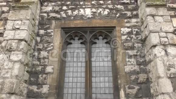 一座古老的石头建筑的不同窗户视频的预览图