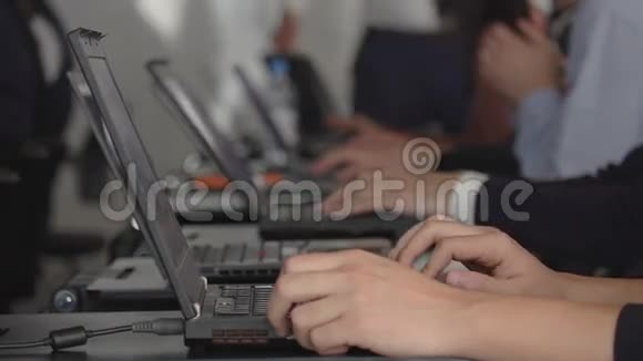 许多学生在教室里使用电脑视频的预览图