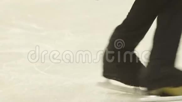 小滑冰手在冰上训练视频的预览图