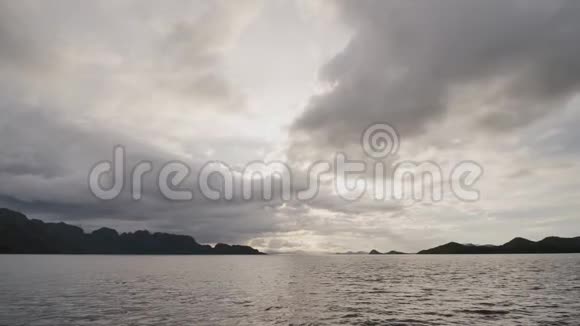 从漂浮的渡轮上观赏傍晚的海景视频的预览图
