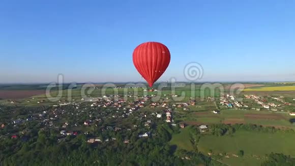 一个气球正飞过地面视频的预览图