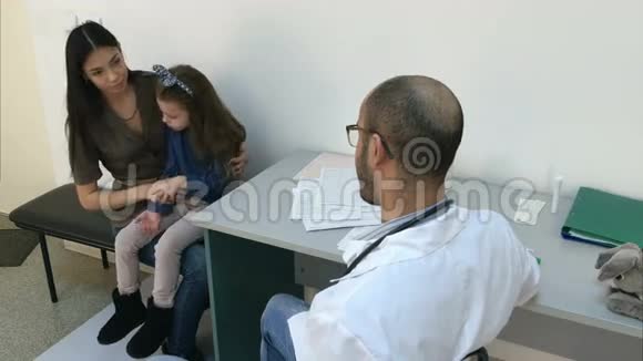 小儿科医生给小女孩病人打小兔子玩具视频的预览图