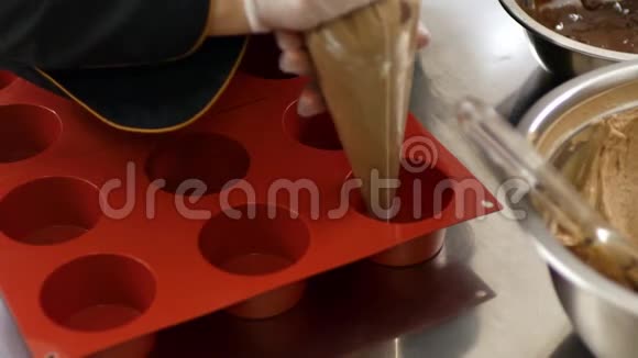 用奶油填充硅饼模具的糖果师视频的预览图