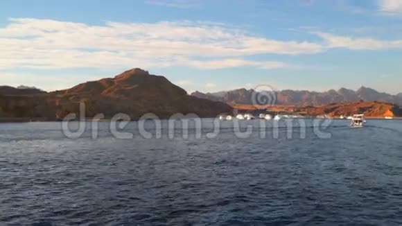 海湾里的系泊船在群山的映衬下视频的预览图