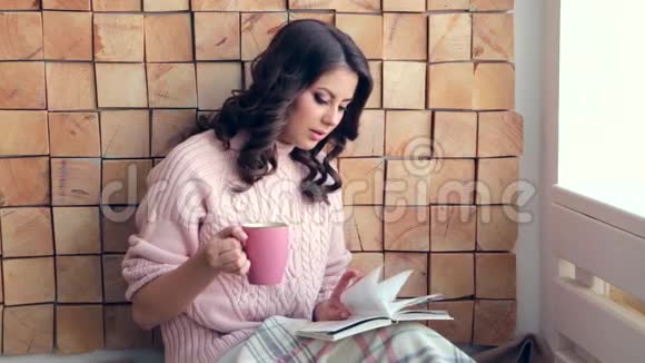 年轻女子在家看书喝咖啡视频的预览图