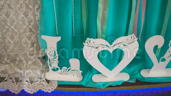 白色椅子上的蓝色枕头和木字爱情人节或婚礼背景爱情观念视频的预览图