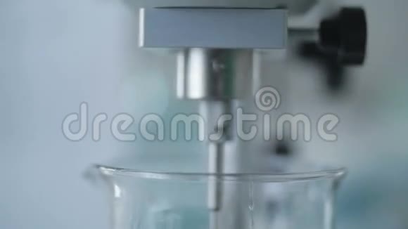 一个混合化学装置正在旋转视频的预览图