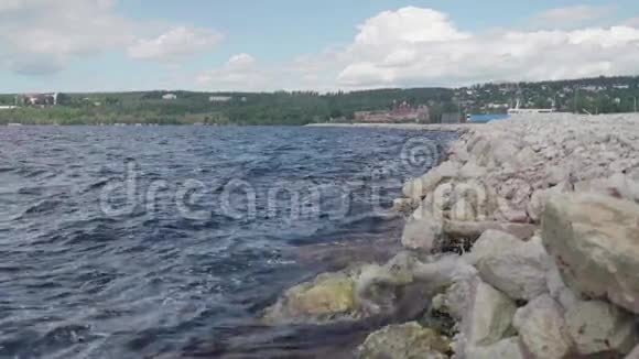 游艇俱乐部前的大坝景观视频的预览图