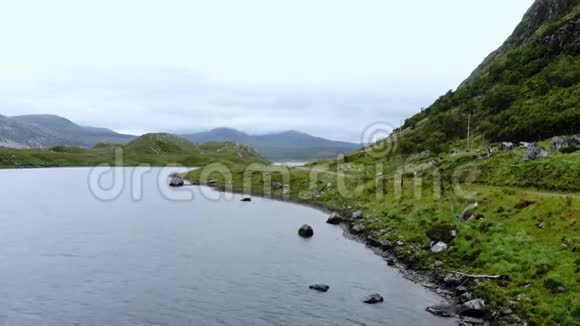 飞越苏格兰高地的小湖泊和小溪视频的预览图