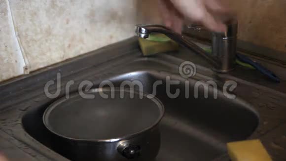 在水槽里洗碗的人视频的预览图