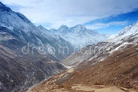 4K尼泊尔喜马拉雅山Thaog山上的云层移动视频的预览图