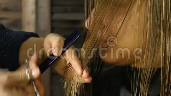 头发吹干美容美发店用吹风机烘干客户头发慢动作视频的预览图