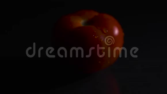 黑色背景上有水滴的番茄视频的预览图