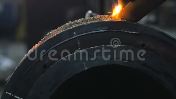 焊接机器人的关闭在管道盘上施加覆盖焊缝保护滚管自动焊接视频的预览图