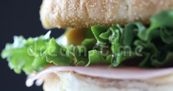黑色背景上的三明治旋转三明治的特写视频的预览图