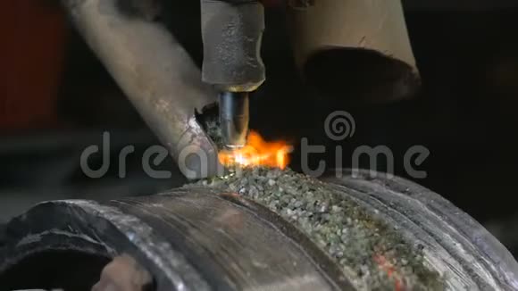 焊接机器人的关闭在管道盘上施加覆盖焊缝保护滚管自动焊接视频的预览图