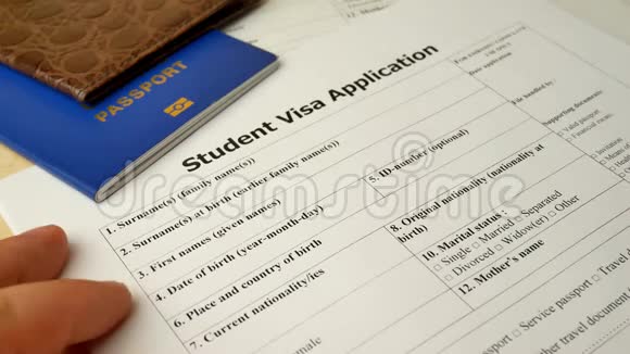 带护照及钢笔的学生签证申请表视频的预览图