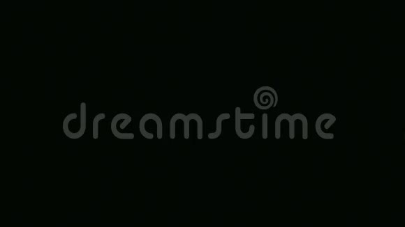 高质量的运动动画以慢动作表示霓虹灯烟雾在黑色背景上设置动画视频的预览图