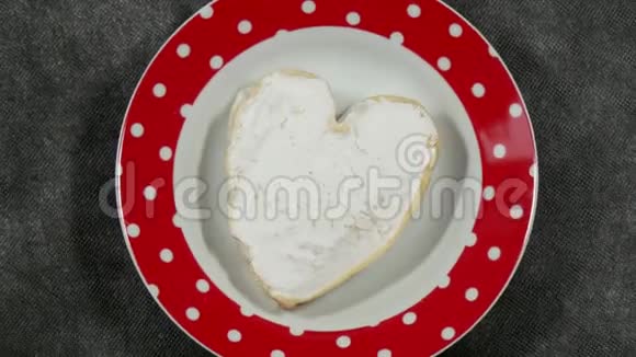 法国Neufchatel奶酪形状的心脏视频的预览图