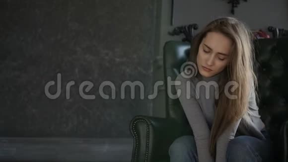 女孩坐在扶手椅上视频的预览图
