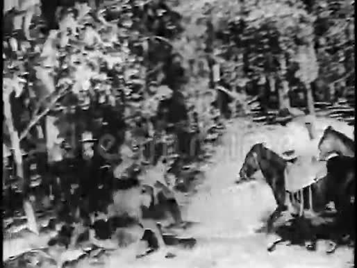 牛仔骑马穿过森林视频的预览图