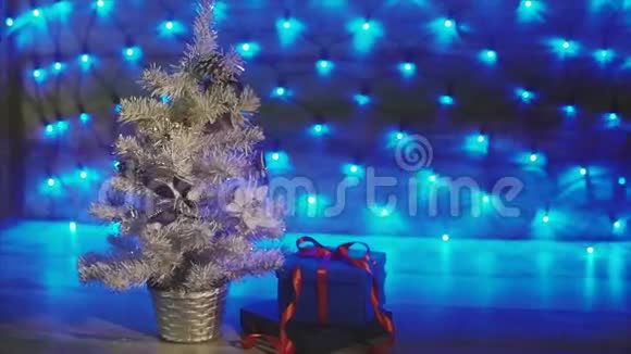 带礼物的银色小圣诞树圣诞节和新年庆祝活动视频的预览图