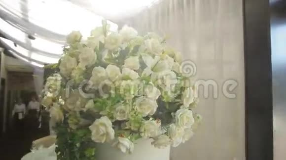 完美的奶油豪华玫瑰花束婚礼生日或情人节新娘宴会厅的花束视频的预览图
