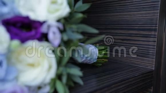 完美的奶油豪华玫瑰花束婚礼生日或情人节黑色旧木背景俯视视频的预览图