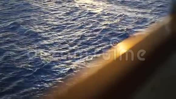 游轮甲板栏杆视图库存从船上看到的海浪视频的预览图