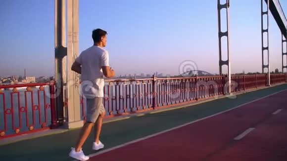 人正沿着桥跑视频的预览图