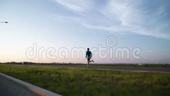 他在日落时分在人行道上跑视频的预览图