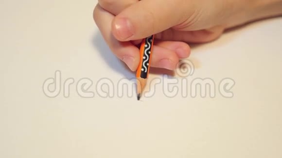 用铅笔在白纸上写ABC特写一个孩子的手视频的预览图