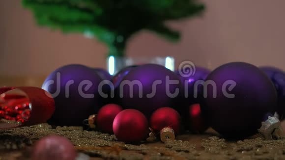 圣诞彩球地板上的塑料雪花曼斯手装饰圣诞三视频的预览图