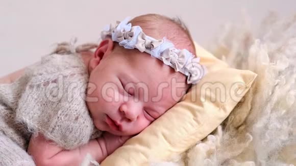 可爱的女婴躺在床上穿着羊毛视频的预览图